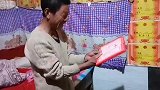 女儿答辩获得荣誉证书 不识字的父亲捧在手里看了一晚上