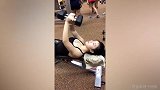 这么大了还要练胸！妹子这健身姿势标准吗