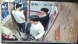 成都一小区电梯内电瓶车疑似发生自燃