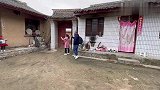 农村小伙和媳妇出发杭州，机场吃面条套餐多少钱？汤喝干净才不亏