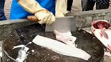 在农村集市上是这样处理鱼的，大姐这刀工真不是闹着玩的，鱼肉当