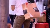 香港青年每四个有一个是月光族,男子月入,想买个玩具都不敢!