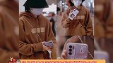 张子枫手机壳放着与欧阳娜娜的合照，女孩子间的感情也太美好了