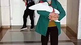 孕妇出院回家家人十分开心，婆婆抱孩子，老公举着树枝