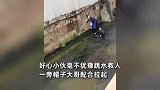 小孩掉入冰河挣扎呼救，小伙毫不犹豫跳水救人：像有100斤坠着自己，是男人就该下去