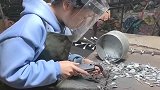 工厂新来的女焊工，据说有着八年的焊接经验，看到操作果真不错！