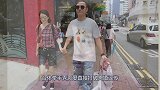 洪欣与张丹峰和好后现身捞金，身上衣服成亮点，网友：怪怪的！
