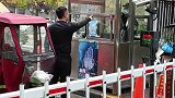 保安今天上班遇到贵人了，一上来就动手揍我