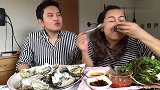 两母子吃新鲜生蚝，吃得美味又温馨