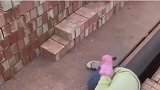 老婆一回家就睡觉，来她上班的地方一看，为了养我她真受苦了