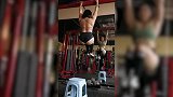 短发小姐姐身穿热裤引体向上 完美翘臀性感后背一览无余