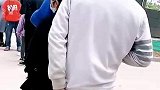 女子排队时看前方背影吓一跳