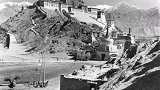 一百年以前的布达拉宫，那时候拉萨还是布达拉宫山下的几间房！