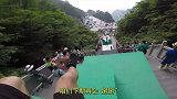 跑酷大神当街抢鞋，本以为能溜之大吉，下一秒悲剧了！