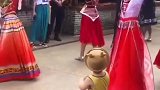 这小孩在中间学的有模有样，成为了焦点