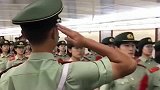 一队女兵战友走过，兵哥哥向他们敬礼，国人的骄傲！