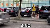 大街上偶然看到的一幕，这是来体验生活的吗？