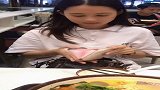 情侣吃饭，女友非要买单，真令人羡慕！