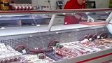 一只流浪猫来到肉店，老板没有赶走它