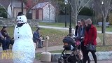 国外街头恶搞，伪装成雪人恶搞路人，街上的尖叫声不断