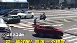 这一幕好暖！铁骑一个转弯，以最慢速度贴身护送老人