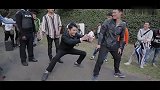花絮：王凯拍摄枪戏上演奇葩姿势，自娱自乐很高兴！
