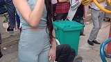 美女唱歌脚一抖一抖的，谁知道这是怎么了
