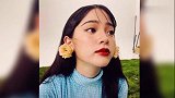 欧阳娜娜挑战欧美妆，夸张耳环搭配大红唇，居然意外惊艳