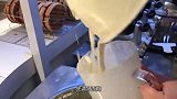 小伙靠抹“艺术”奶油走红，每一撇都是美感，食客：有艺术性！