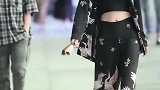 偶遇姑娘大街上跳舞，据说是个网红，见到本人才发现原来这么美