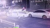 河南郑州：前车把道闸扫开后倒车，让后车先出去