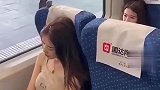 高铁上遇见没素质的，美女直接以牙还牙，让她自食恶果！