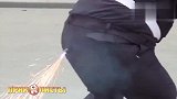 警察后面莫名冒出火星，路人举动太有意思了