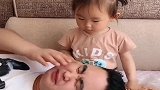女儿果然是爸爸的小情人，看完这一幕，我果断吃醋了！
