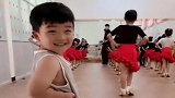儿子第一天上舞蹈班，老师特意发了一段视频，为娘真替你害臊！