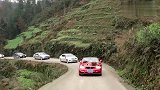 贵州大山里，帅哥新郎出门迎接新娘子，红地毯铺了几千米