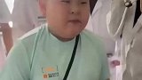 小男孩被医学生排队轮流听心跳，紧张到不敢呼吸