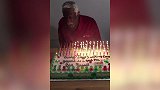 拉塞尔85岁生日快乐 老爷子童心未泯吹吹灭85根蜡烛