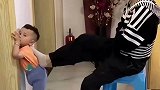 女儿把孙子按在墙上教育，奶奶见状，假装打电话离开！