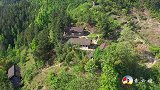 航拍住在深山上的5户人家，现在却只剩一户人家，人去楼空好凄凉