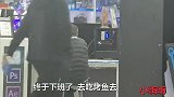 太原龙哥晚上下班后吃烤鱼，吃的满嘴都是油，烤鱼是龙哥最爱啊
