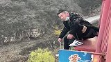 生无可恋就是这种状态，男子坐着蹦极，被女友伤透了