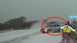 大雪路上汽车失控，吓坏路人，画面看的让人心惊肉跳