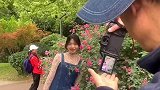 女孩本来是来公园赏花的