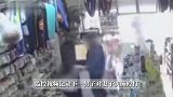 7岁儿子苹果核没扔垃圾桶，男子抽打孩子，扇妻子耳光
