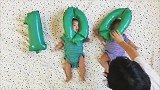 双胞胎宝宝拍100天照片，结果这“摆盘”看一次笑一次！