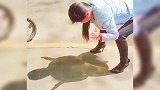 沙雕女生日常操作，女生的快乐就这么简单，实在太有趣了！