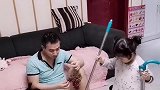 双胞胎女儿看到爸爸扔的垃圾拿起东西就打爸爸，这爸爸真是太难了