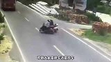 电车女被“死神”盯上，3秒后被渣土车活埋，监控拍下惨烈画面！
