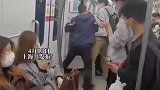 在地铁为抢门口位置发生冲突，全程无声推搡，也没有出声